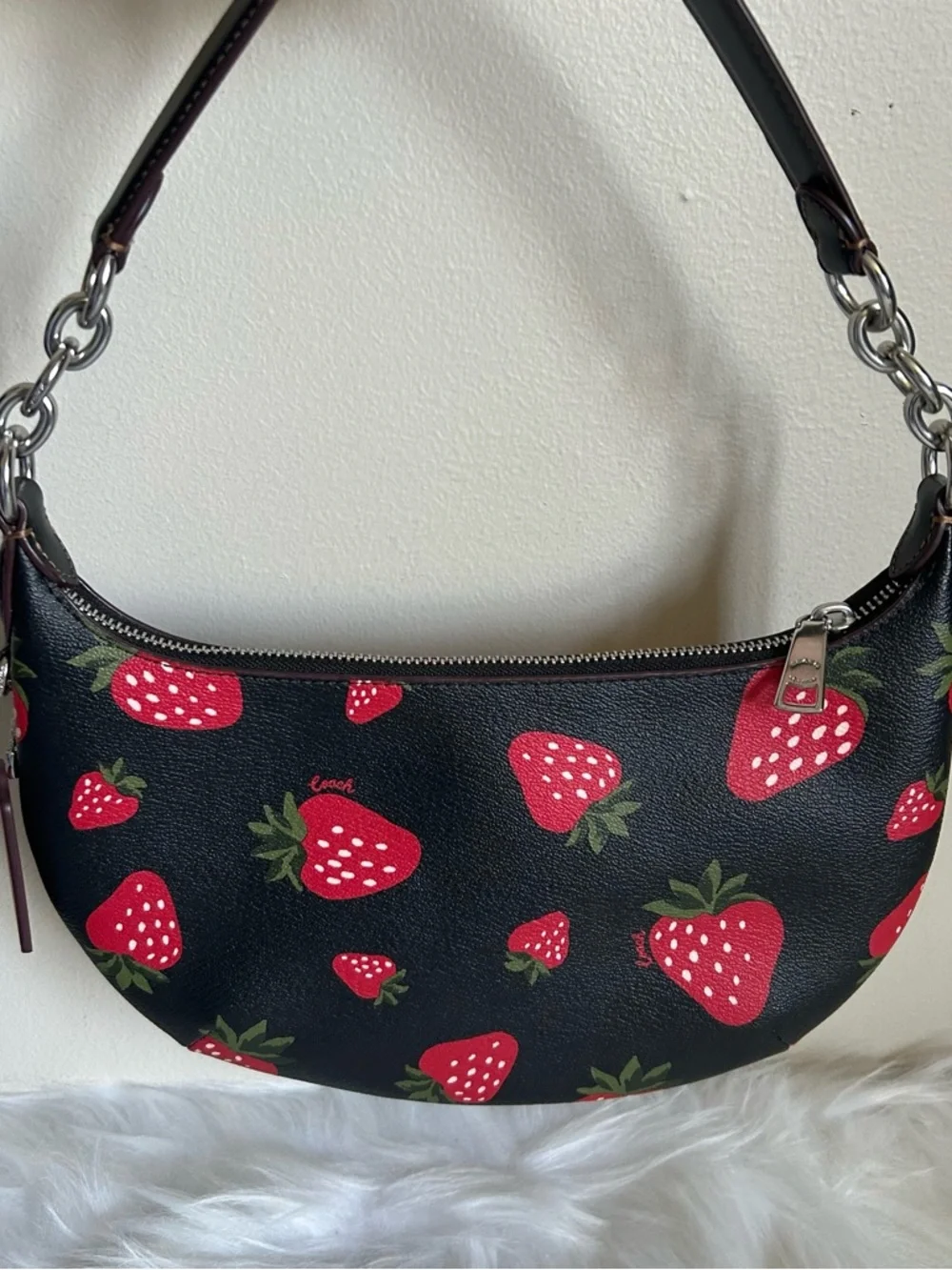 Coach‎ Payton Hobo Black Strawberry Pebbled Leather Shoulder Bag Good
